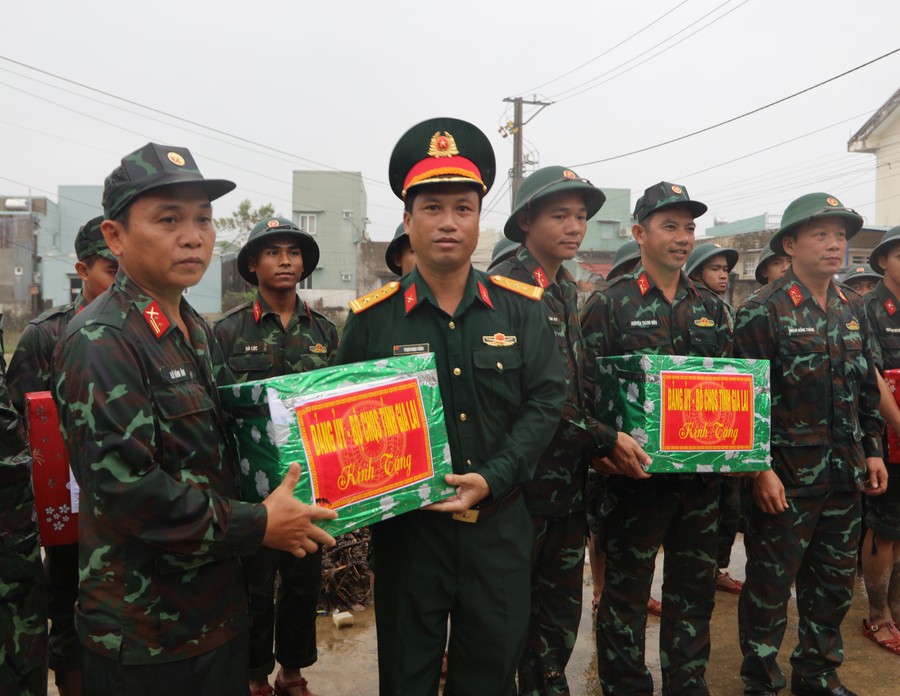 Lãnh đạo tỉnh Gia Lai thăm hỏi, động viên các đơn vị quân đội tham gia khắc phục hậu quả mưa lũ
