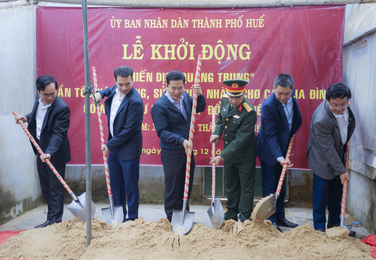 Sáng 6/12/2025, tại xã Khe Tre và xã Lộc An (Tp. Huế), UBND thành phố Huế đã chính thức khởi động "Chiến dịch Quang Trung".