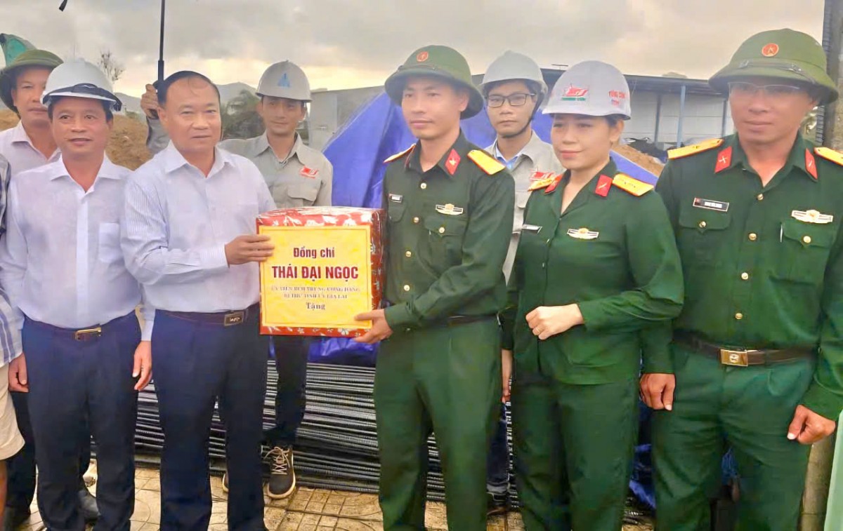 Bí thư Tỉnh ủy Gia Lai kiểm tra công tác xây dựng nhà ở cho người dân bị thiệt hại do bão lũ