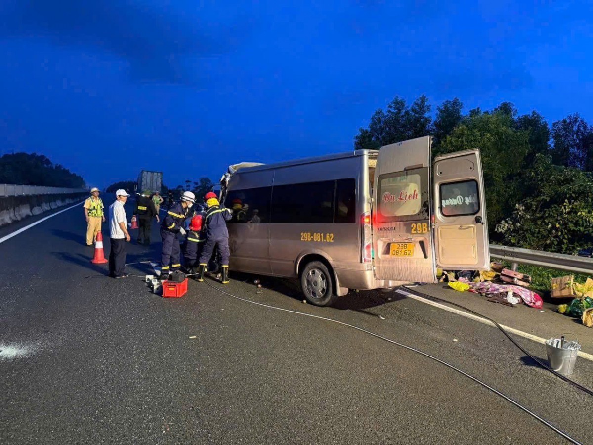 Lực lượng cứu hộ và CSGT khám nghiệm hiện trường vụ va chạm giữa xe khách 16 chỗ và xe đầu kéo trên cao tốc Đà Nẵng – Quảng Ngãi rạng sáng 9/12.