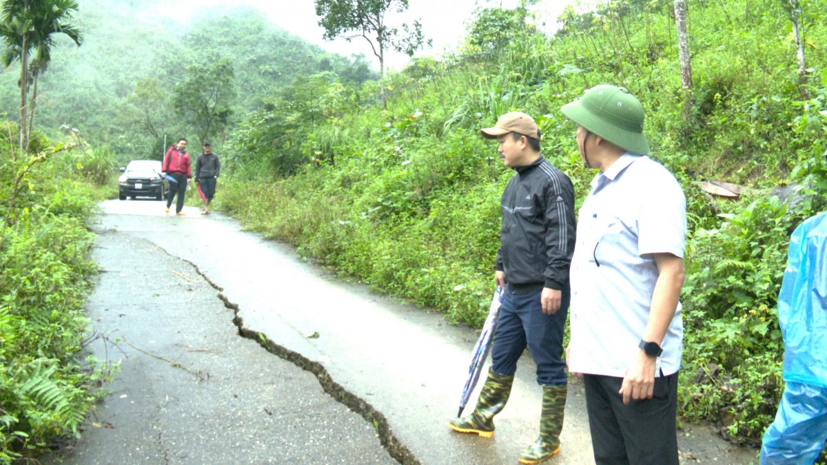 Ông Trần Văn Mẫn, Chủ tịch UBND xã Nam Trà My, kiểm tra sạt lở tại khu dân cư Long Bốc.