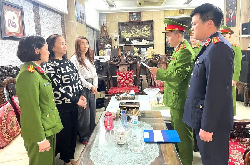 Công an đọc lênh bắt tạm giam đối với 