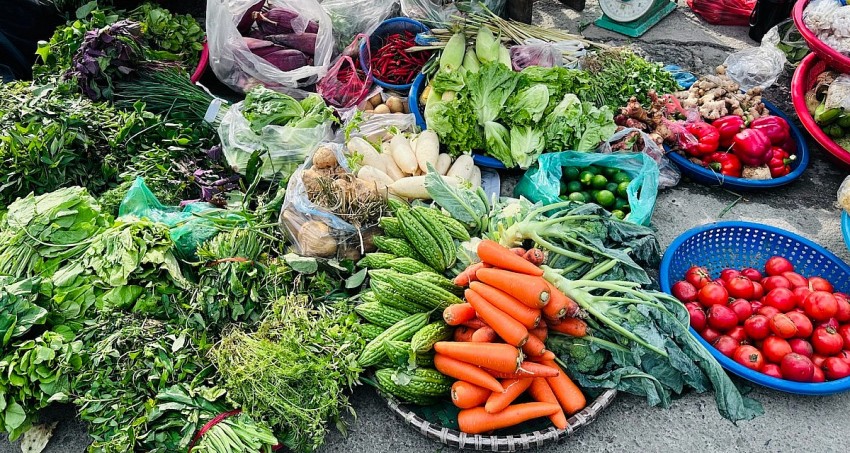 Giá rau xanh giảm sâu sau bão lũ, riêng cà chua và ớt vẫn tăng mạnh