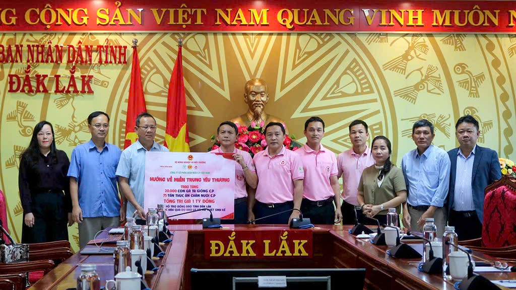 Tiếp nhận con giống và thức ăn chăn nuôi hỗ trợ nông dân bị thiệt hại do mưa lũ