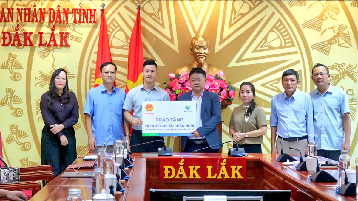 Tiếp nhận con giống và thức ăn chăn nuôi hỗ trợ nông dân bị thiệt hại do mưa lũ