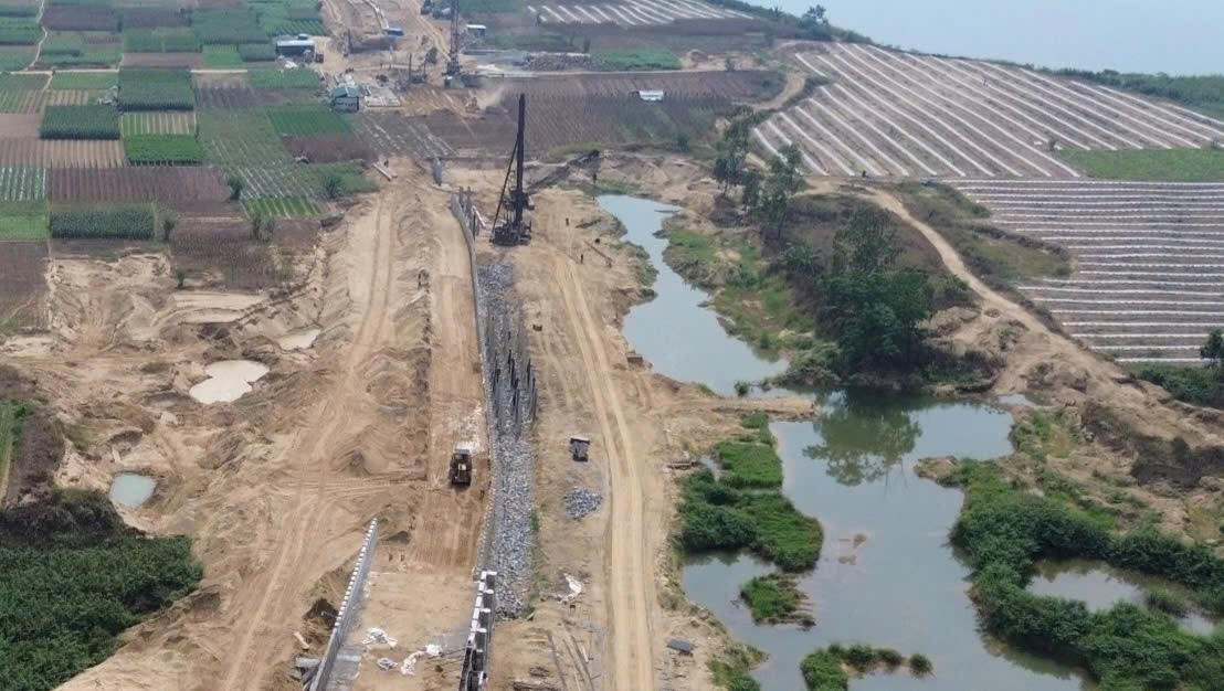 Kết quả kiểm tra ban đầu của công an phát hiện đơn vị thi công có dấu hiệu gây ô nhiễm môi trường và khai thác khoáng sản (cát) trái phép.