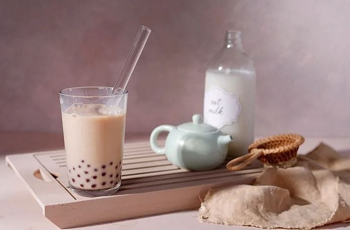 Những nguy hiểm khi uống nước bằng ống hút thủy tinh