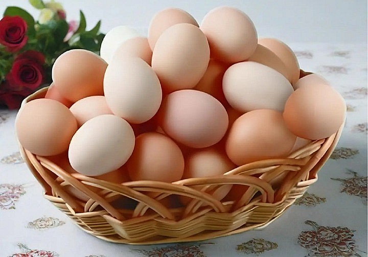 Trứng gà màu trắng và màu nâu loại nào tốt hơn?