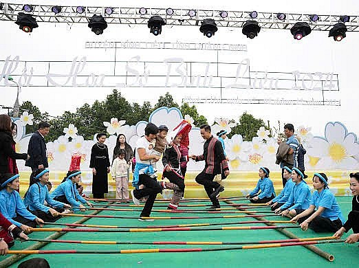 Du khách tham gia trải nghiệm nhảy sạp tại Hội hoa Sở năm 2024.