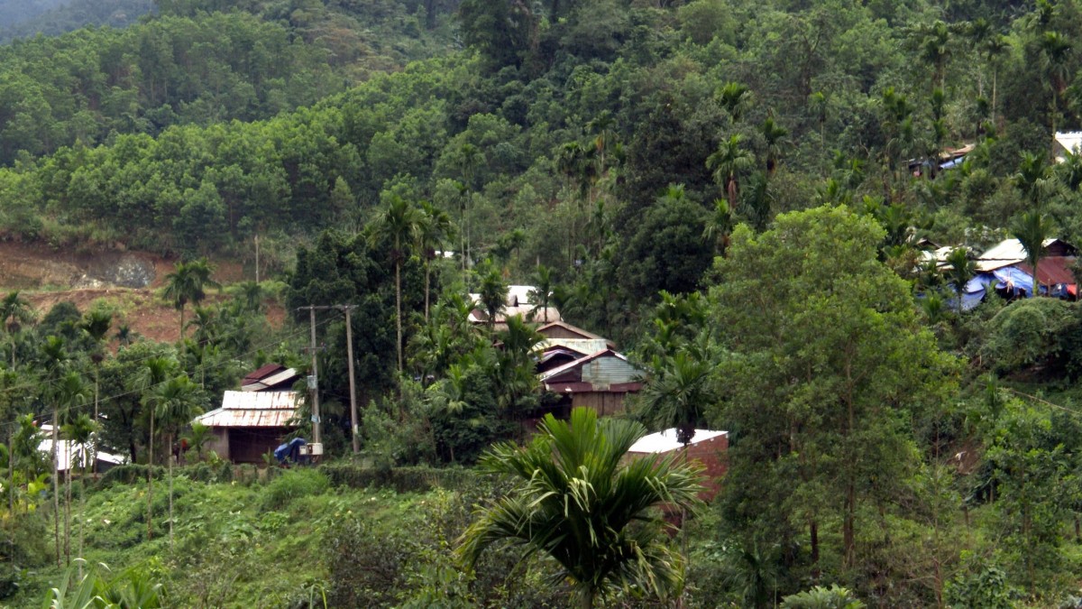 Hiện trường khu dân cư xã Trà Leng (TP Đà Nẵng) nằm ven sườn đồi, nơi xuất hiện nhiều điểm nứt đất và nguy cơ sạt lở cao, đe dọa an toàn nhà cửa và đời sống người dân trong mùa mưa bão.