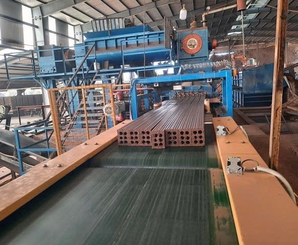 Gạch tuynen được chạy trên dây chuyền sản xuất hiện đại