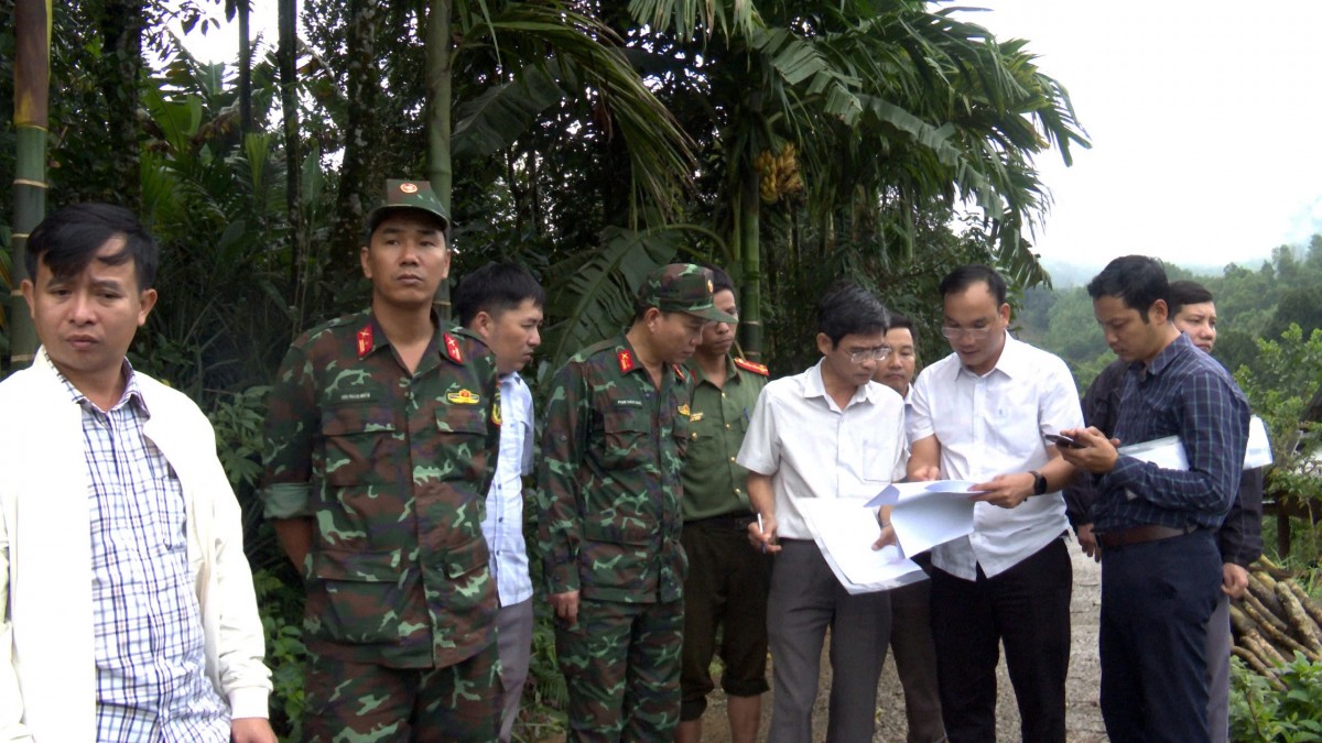 Đoàn công tác cùng lực lượng chức năng kiểm tra, đánh giá hiện trường sạt lở tại xã Trà Leng (TP Đà Nẵng), trực tiếp rà soát mức độ nguy hiểm và bàn phương án bảo đảm an toàn, ổn định chỗ ở cho người dân vùng có nguy cơ cao.