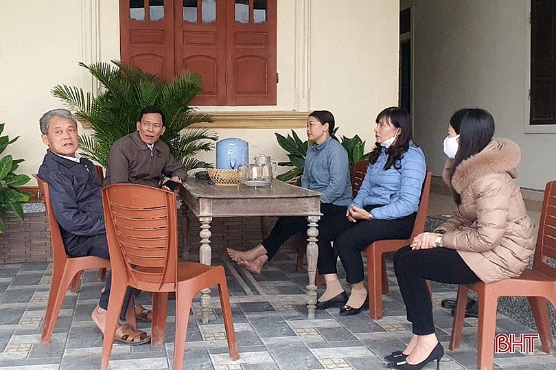 Hình ảnh Cán bộ xã Thạch Lạc đến tận nhà trực tiếp vận động người dân hiến đất mở đường. Ảnh: BHT