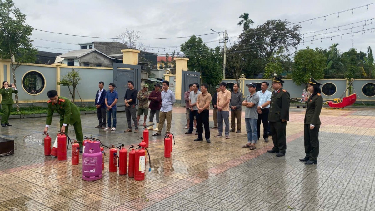 Công an Tp. Huế phối hợp tổ chức hướng dẫn, kiểm tra an toàn PCCC&CNCH tại tại Giáo xứ Đốc Sơ, phường Hương An.