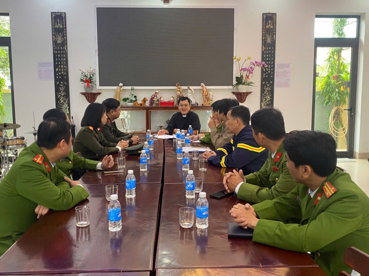 Hướng dẫn PCCC&CNCH tại cơ sở, góp phần xây dựng phong trào Toàn dân tham gia phòng cháy, chữa cháy.