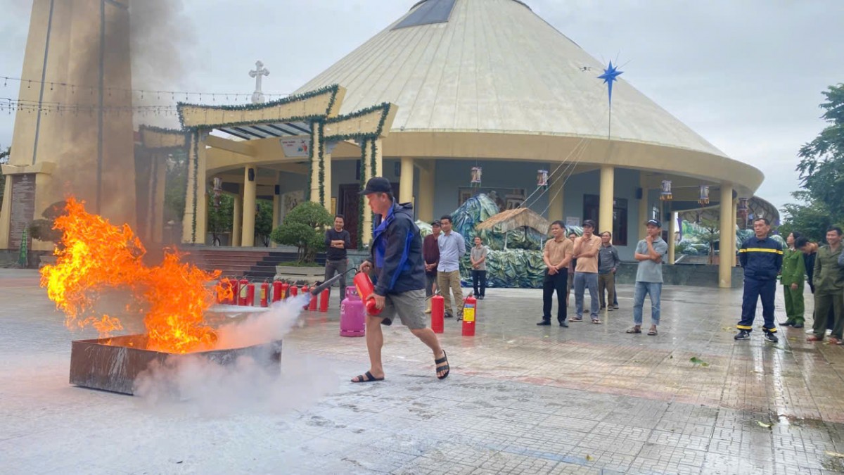 Các thành viên Hội đồng giáo xứ, Khu vực trưởng và giáo dân đã được hướng dẫn cụ thể về quy trình xử lý khi xảy ra cháy, nổ