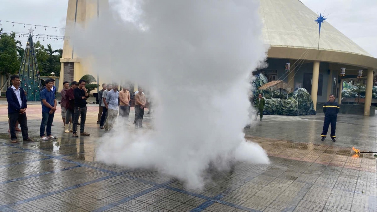 Các thành viên Hội đồng giáo xứ, Khu vực trưởng và giáo dân đã được hướng dẫn cụ thể về quy trình xử lý khi xảy ra cháy, nổ