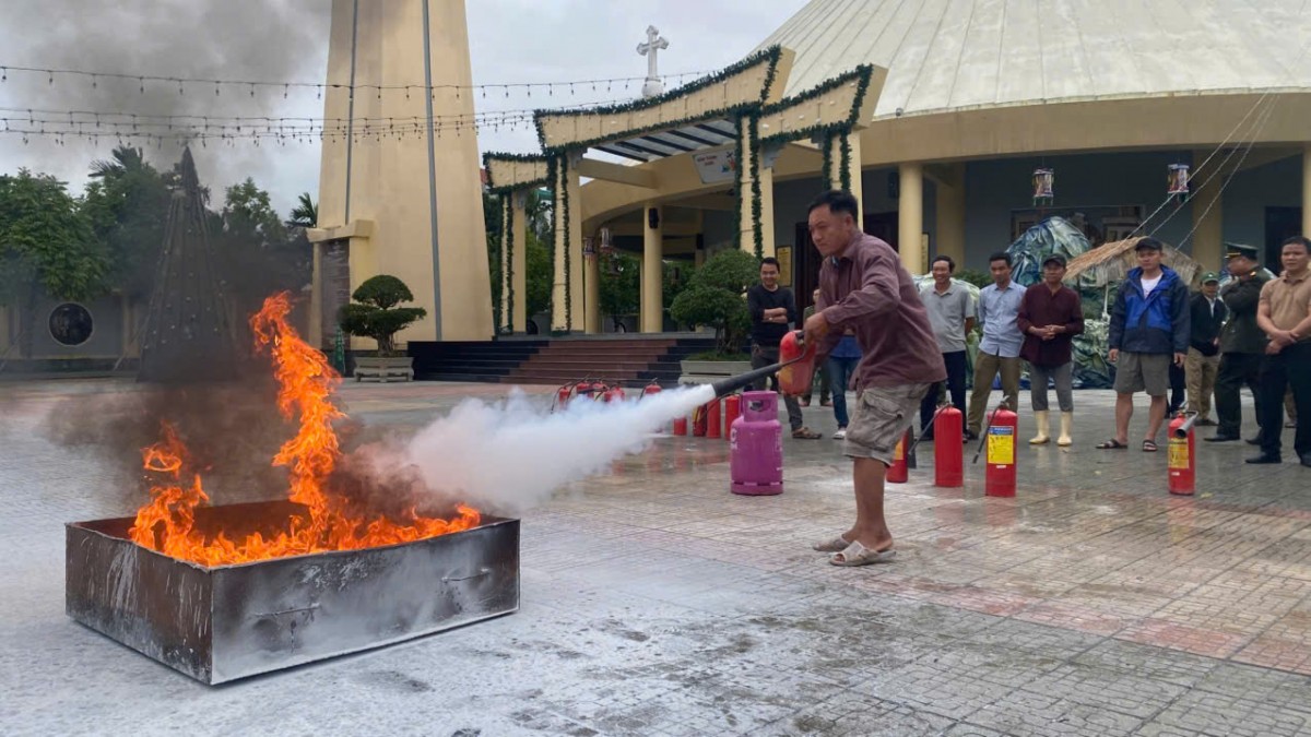 Các thành viên Hội đồng giáo xứ, Khu vực trưởng và giáo dân đã được hướng dẫn cụ thể về quy trình xử lý khi xảy ra cháy, nổ