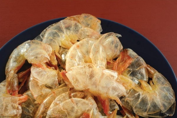 Vật liệu giữ nước từ vỏ tôm giúp chống hạn cho cây trồng