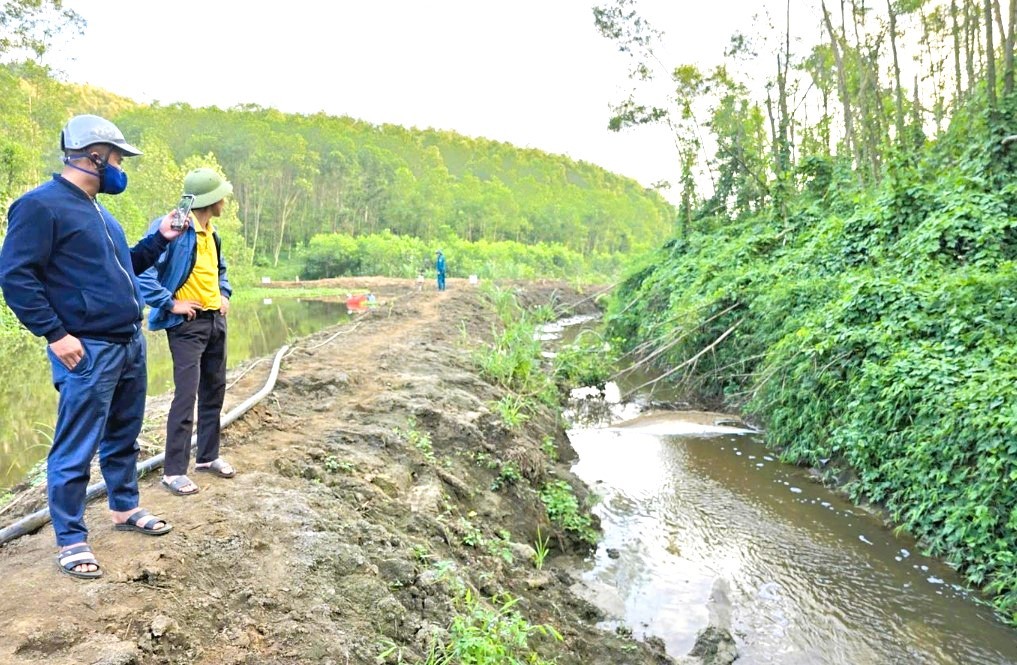 Nghệ An: Nước khe đổi màu nghi trang trại lợn xả thải, cả xóm thấp thỏm đóng kín cửa cả ngày