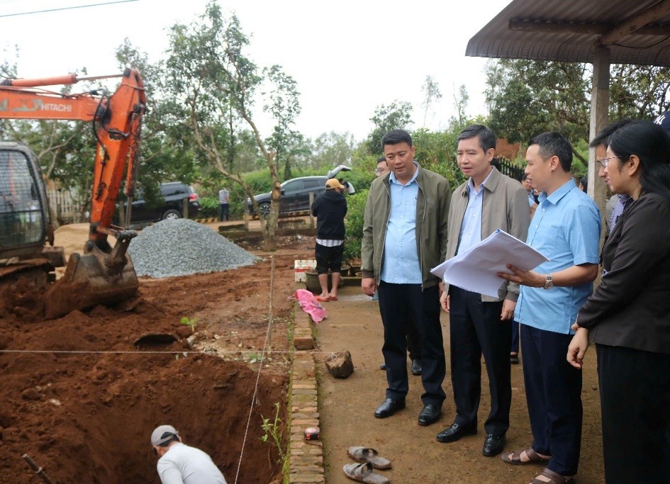 Chủ tịch tỉnh Đắk Lắk kiểm tra tiến độ xây dựng nhà ở cho người dân bị thiệt do lũ lụt