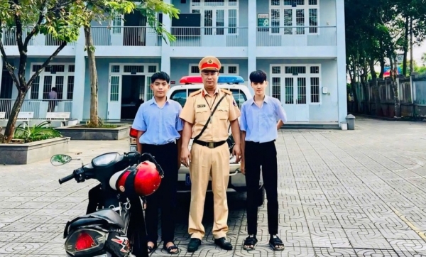 Cảnh sát giao thông Nam Sài Gòn kịp thời hỗ trợ hai học sinh đến trường an toàn