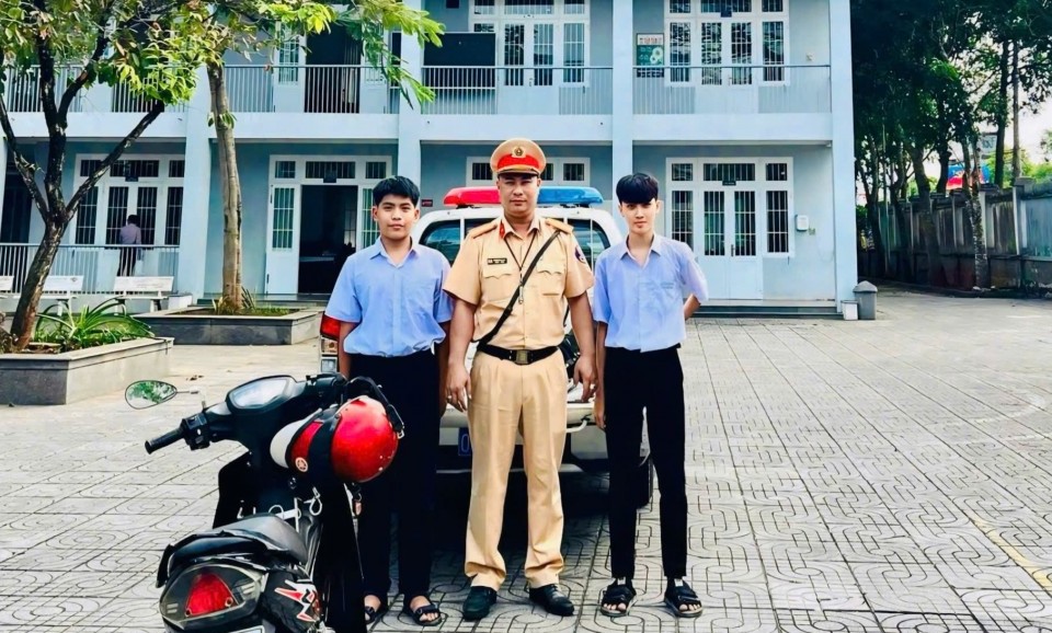 Cảnh sát giao thông Nam Sài Gòn kịp thời hỗ trợ hai học sinh đến trường an toàn
