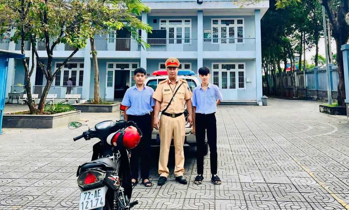 Cảnh sát giao thông Nam Sài Gòn kịp thời hỗ trợ hai học sinh đến trường an toàn
