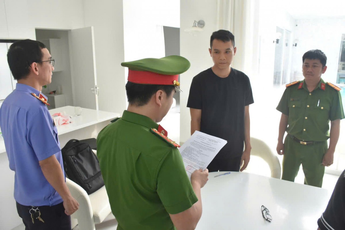 Cơ quan Cảnh sát điều tra công bố quyết định tố tụng đối với đối tượng liên quan trong chuyên án lừa đảo tiền ảo đa cấp.