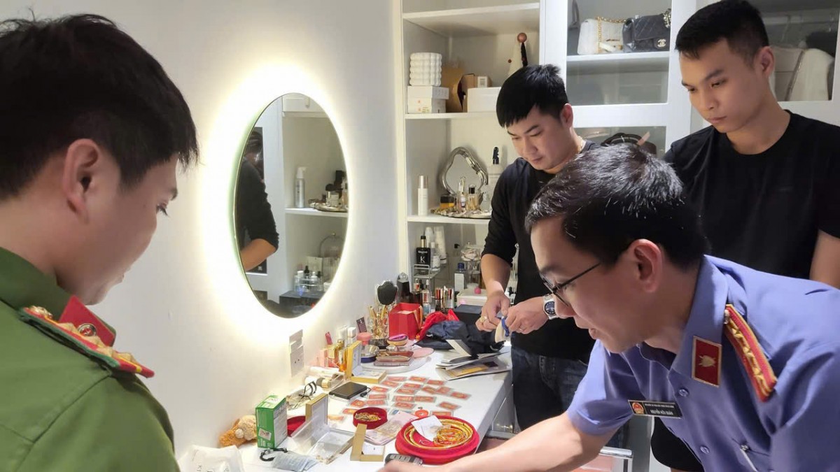 Lực lượng chức năng tiến hành khám xét nơi ở, thu giữ nhiều tài liệu, tang vật liên quan