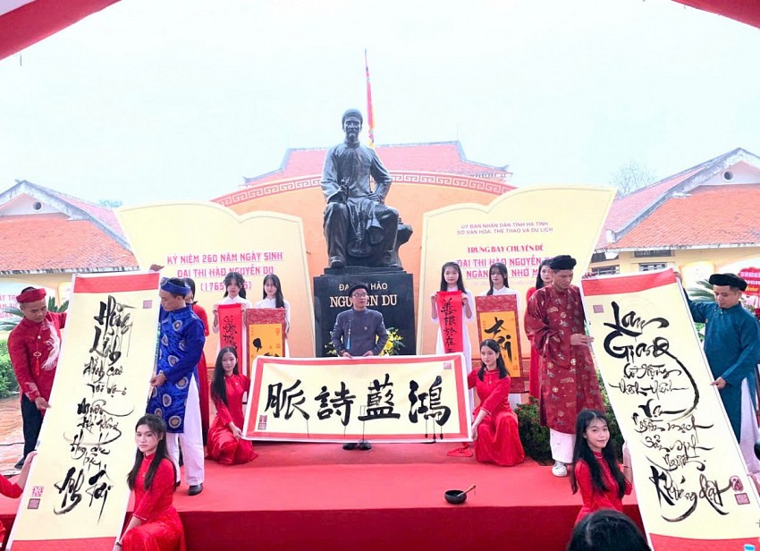 Long trọng khai mạc Trưng bày chuyên đề “Đại thi hào Nguyễn Du - Ngàn năm nhớ mãi”