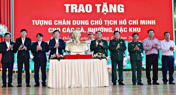 Bộ Quốc phòng trao tặng Tượng chân dung Chủ tịch Hồ Chí Minh cho 124 xã, phường, đặc khu của tỉnh Lâm Đồng