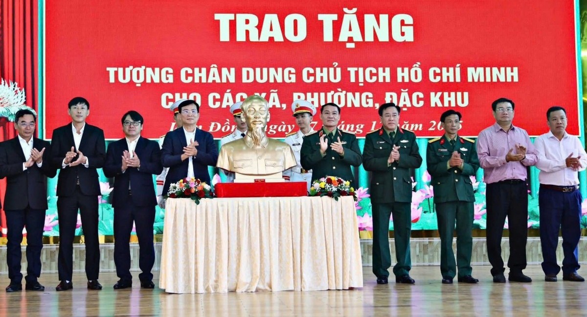 Bộ Quốc phòng trao tặng Tượng chân dung Chủ tịch Hồ Chí Minh cho 124 xã, phường, đặc khu của tỉnh Lâm Đồng