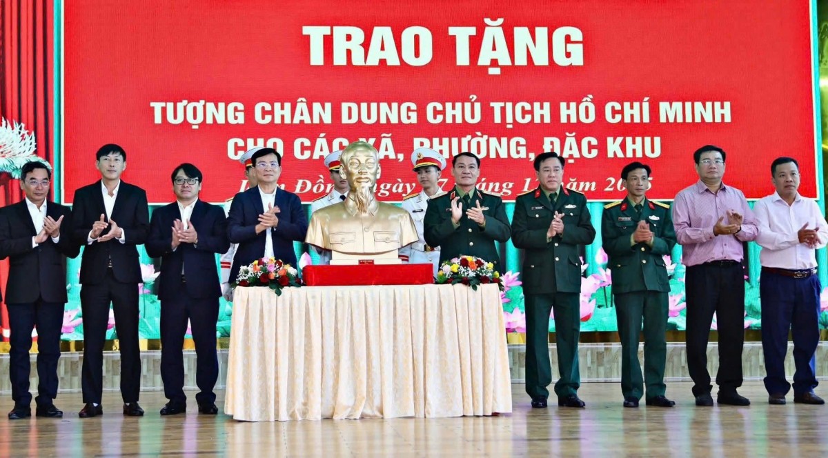Bộ Quốc phòng trao tặng Tượng chân dung Chủ tịch Hồ Chí Minh cho 124 xã, phường, đặc khu của tỉnh Lâm Đồng