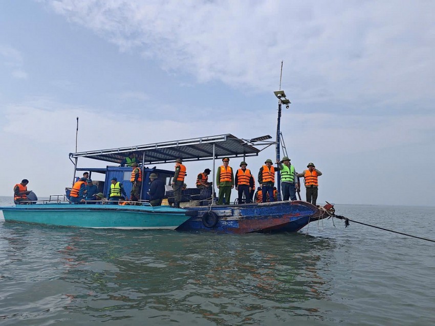 Công an xã Hải Ninh phối hợp với các ban ngành tham gia kiểm tra, xử lý tình trạng lấn chiếm bãi triều nuôi trồng thủy sản trái phép.