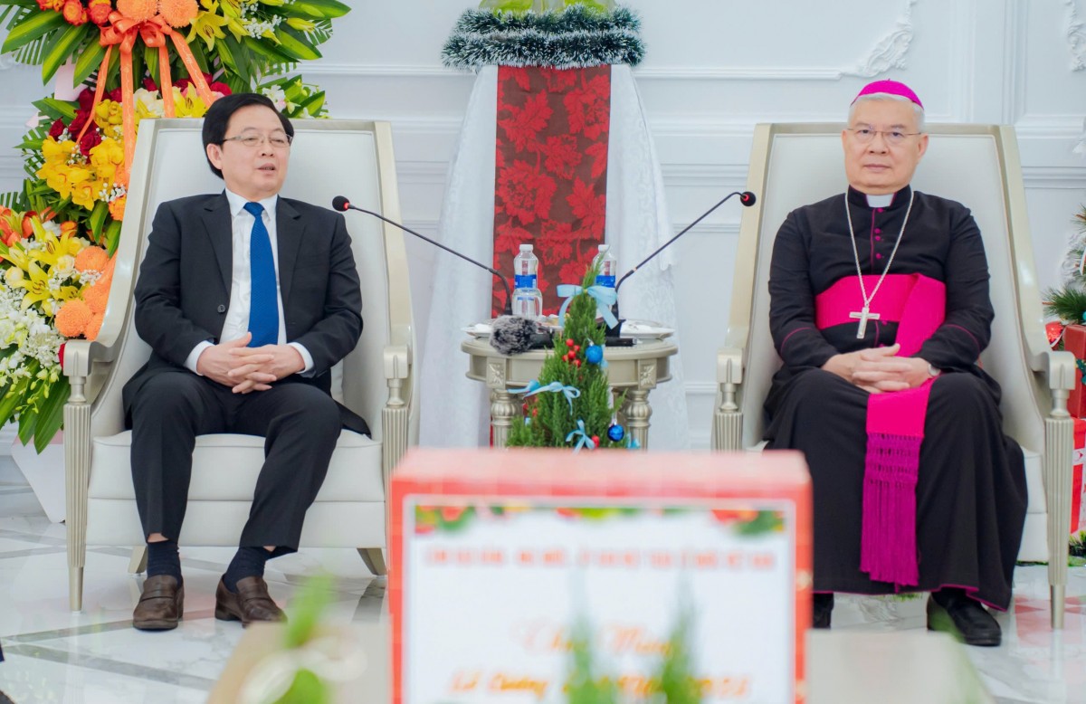 Phó Thủ tướng ghi nhận và đánh giá cao vai trò, trách nhiệm và những đóng góp tích cực của Tổng Giám mục, các linh mục, tu sĩ