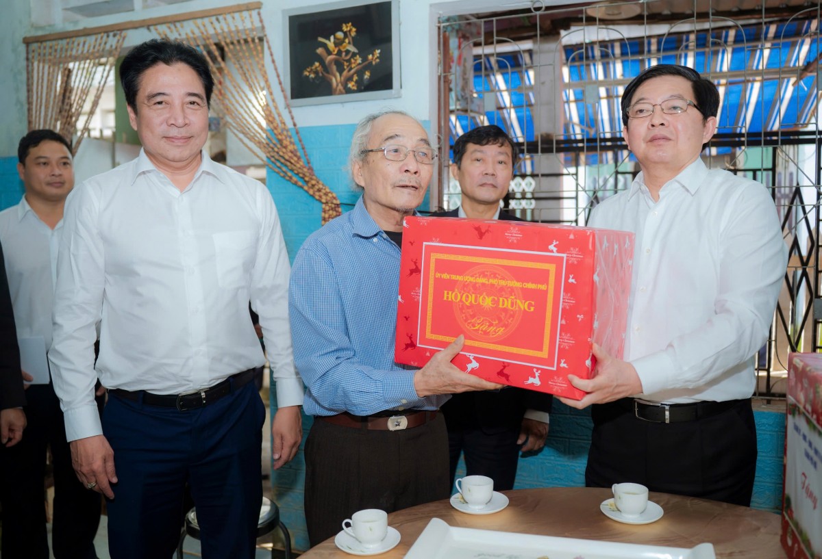 Phó Thủ tướng Chính phủ Hồ Quốc Dũng cùng đoàn công tác đã đến thăm hỏi, động viên hai hộ giáo dân có hoàn cảnh khó khăn bị ảnh hưởng nặng nề bởi mưa lũ trên địa bàn thành phố