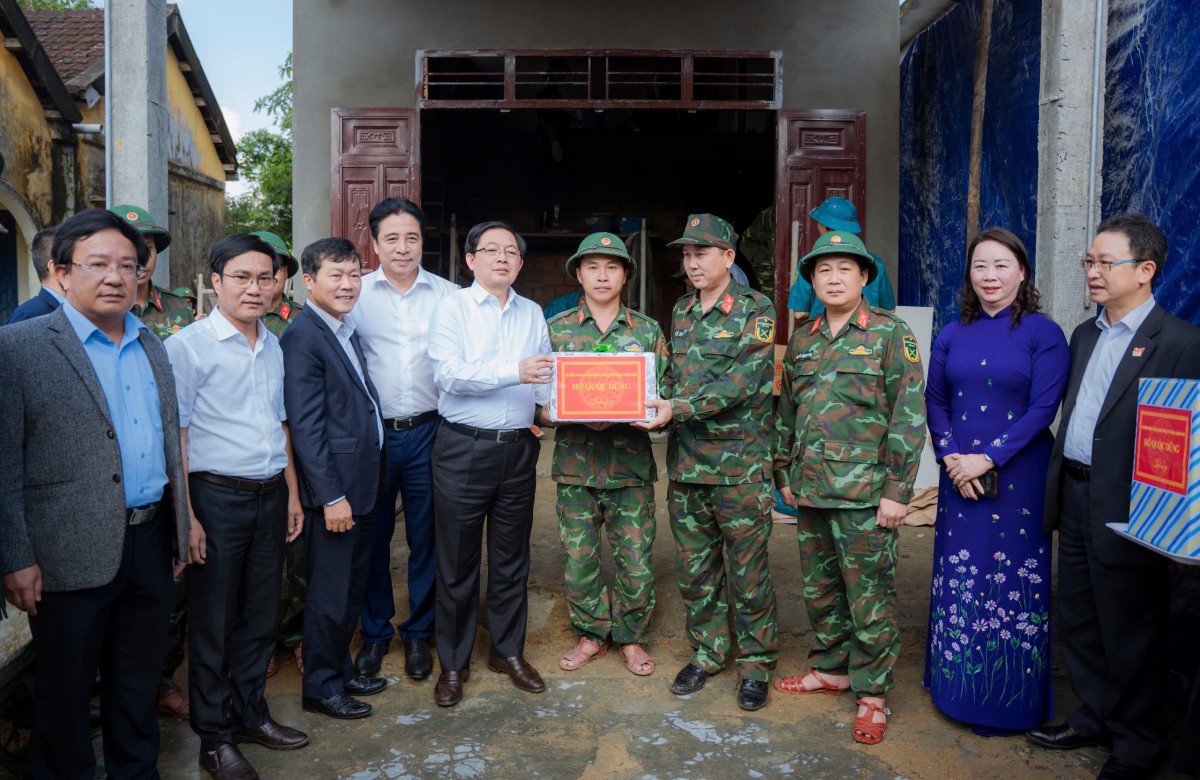 Phó Thủ tướng Chính phủ Hồ Quốc Dũng đã đến kiểm tra tình hình xây dựng, sửa chữa nhà ở bị thiệt hại do thiên tai trong khuôn khổ “Chiến dịch Quang Trung” tại xã Lộc An,Tp. Huế.