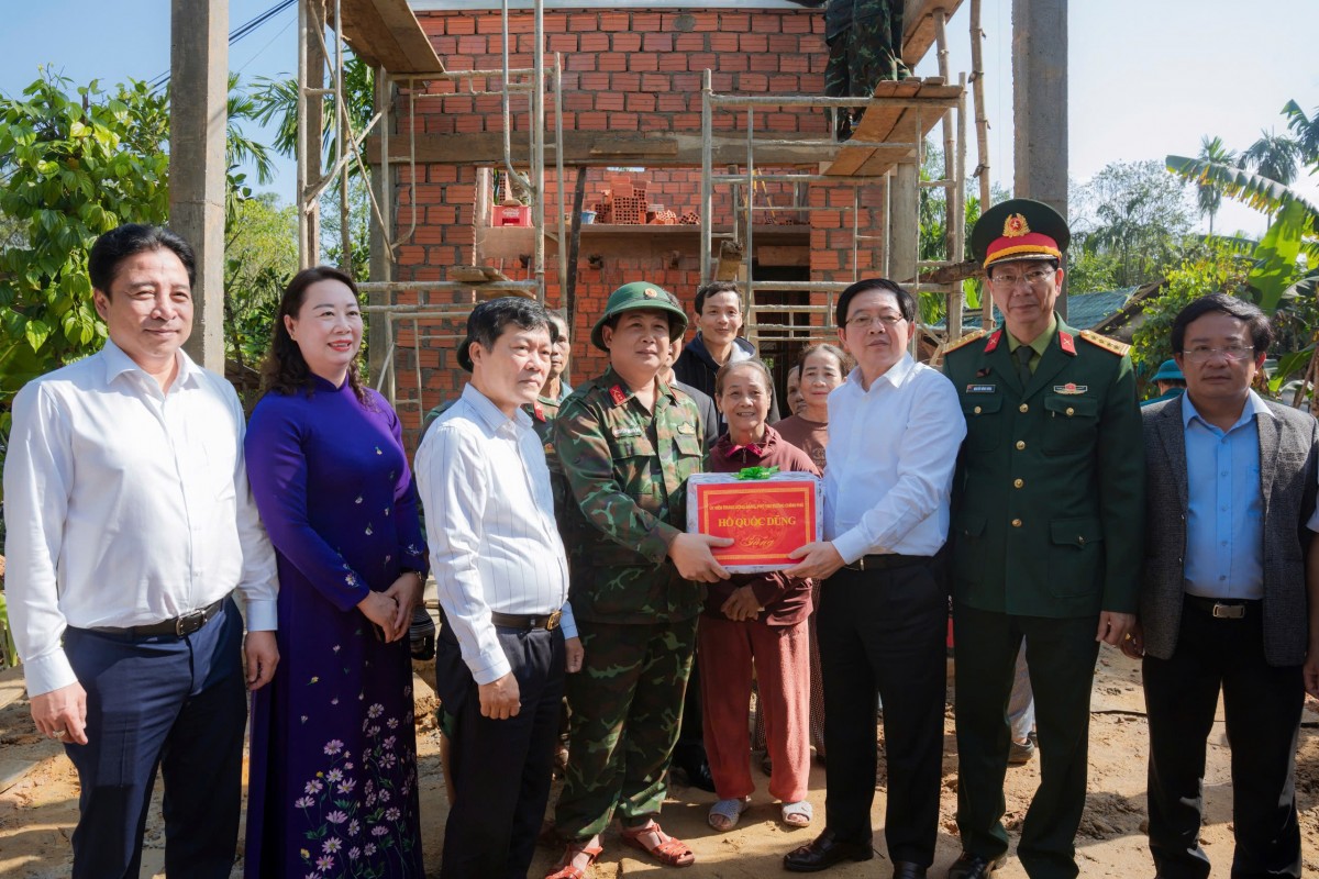 Phó Thủ tướng Chính phủ Hồ Quốc Dũng đã đến kiểm tra tình hình xây dựng, sửa chữa nhà ở bị thiệt hại do thiên tai trong khuôn khổ “Chiến dịch Quang Trung” tại xã Lộc An,Tp. Huế.