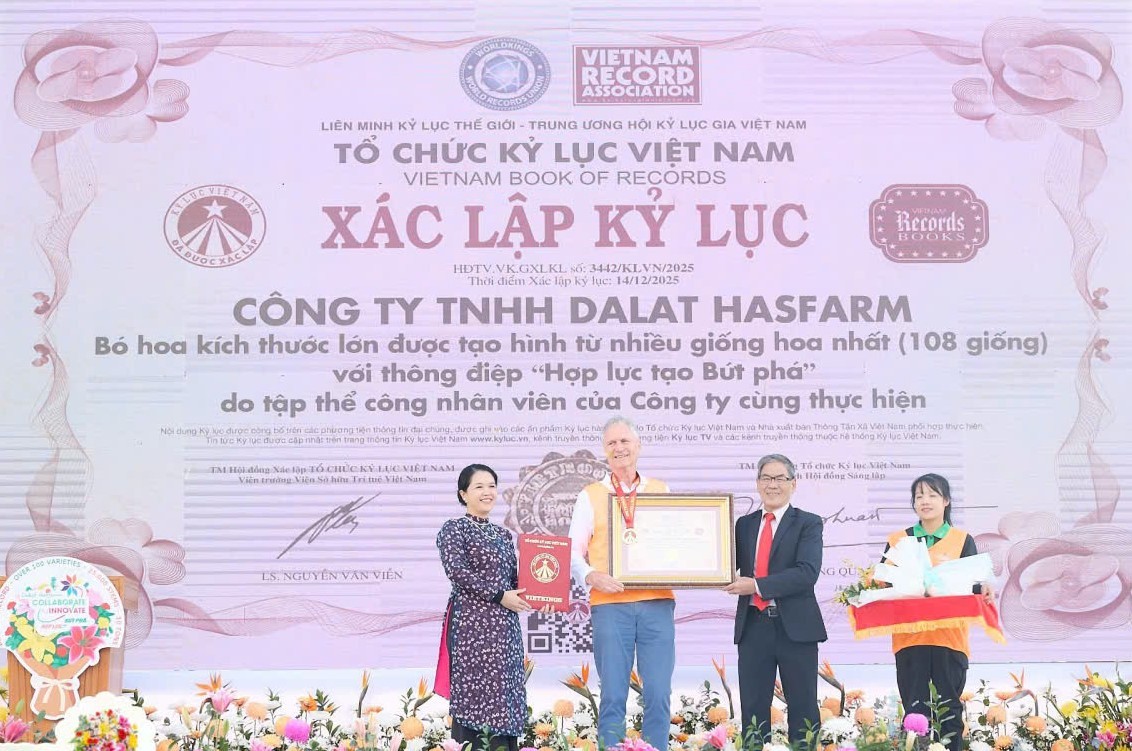 Lâm Đồng: Xác lập kỷ lục cho bó hoa tươi khổng lồ được kết từ 108 loài hoa
