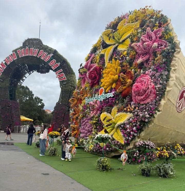 Lâm Đồng: Xác lập kỷ lục cho bó hoa tươi khổng lồ được kết từ 108 loài hoa