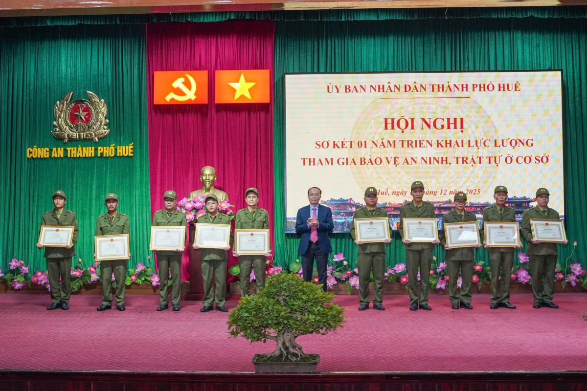 Lãnh đạo UBND Tp. Huế trao bằng khen cho 5 tập thể và 5 cá nhân có thành tích xuất sắc trong phong trào bảo vệ ANTT ở cơ sở