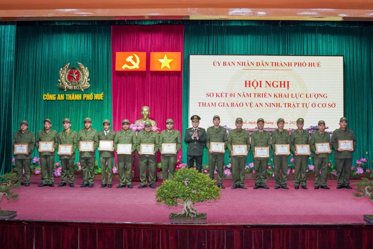 Các cá nhân, tập thể có thành tích xuất sắc trong phong trào bảo vệ ANTT ở cơ sở được ghi nhận và vinh danh...