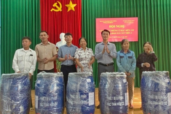 Lâm Đồng: Bàn giao thùng ủ rác thải sinh hoạt hữu cơ cho các hộ dân xã Cát Tiên 3