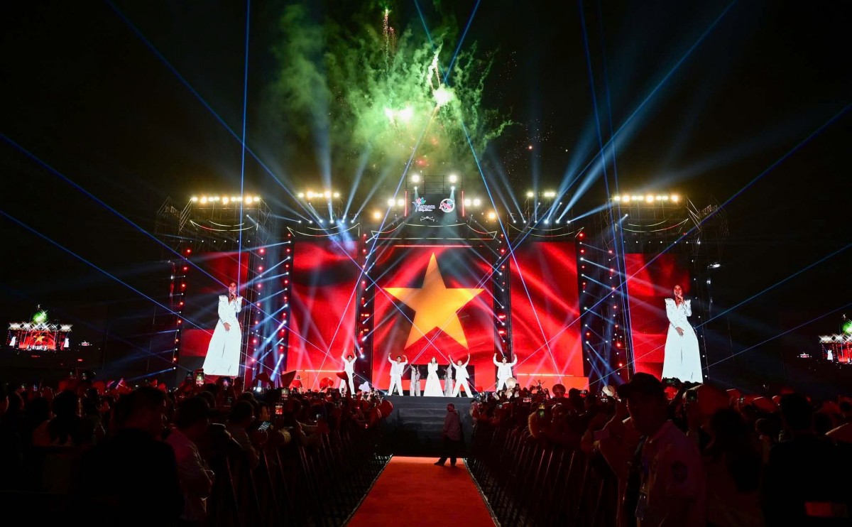 Chương trình nghệ thuật đặc sắc được dàn dựng công phu, kết hợp hài hòa giữa yếu tố truyền thống và sáng tạo hiện đại.