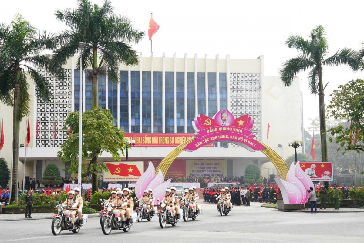 Lực lượng CSGT, Công an Tp. Huế tại Lễ ra quân phát động đợt cao điểm tấn công, trấn áp tội phạm nhằm bảo đảm an ninh trật tự... (12/12/2025)