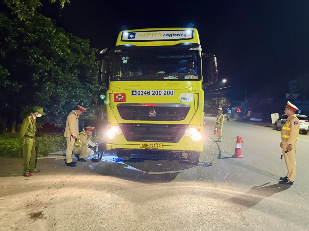 Tổ chuyên đề xử lý xe chở quá tải trọng, thuộc Phòng CSGT, Công an thành phố Huế làm nhiệm vụ tại địa bàn xã A Lưới 2 (km340)