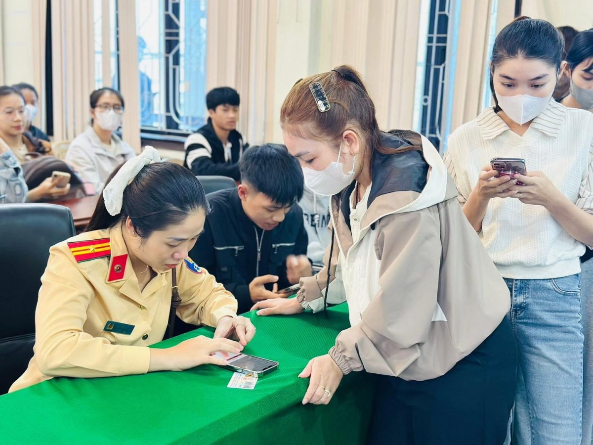 Lực lượng CSGT CATP Huế tuyên truyền trực tiếp đối với người tham gia giao thông