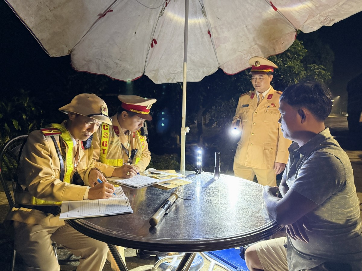 Cùng với công tác xử lý vi phạm, công tác tuyên truyền, phổ biến, giáo dục pháp luật về TTATGT tiếp tục được đẩy mạnh với nhiều hình thức linh hoạt, phù hợp