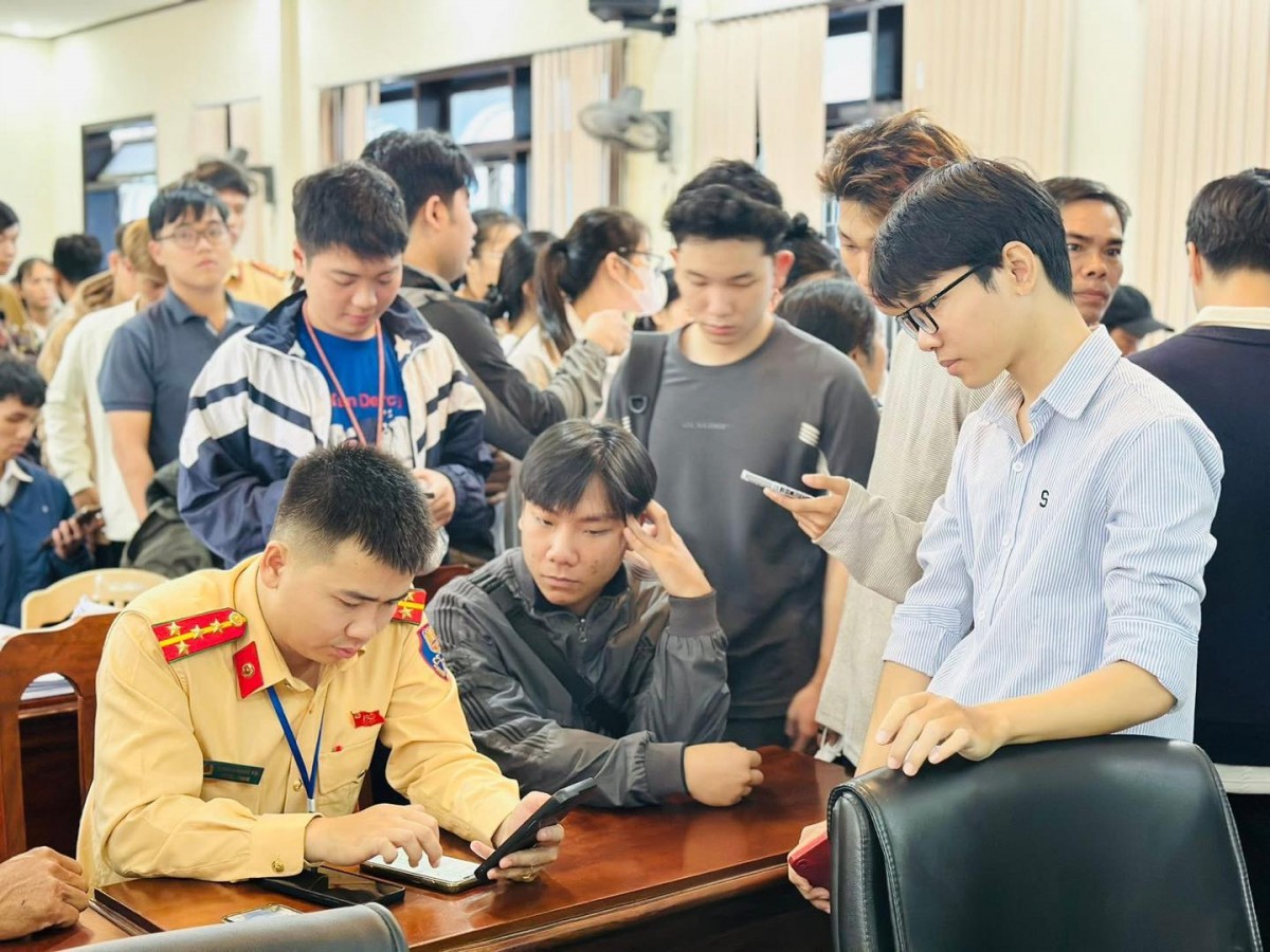 Lực lượng CSGT CATP Huế tuyên truyền trực tiếp đối với người tham gia giao thông